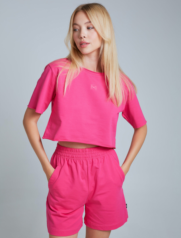 Укороченная футболка с открытыми срезами