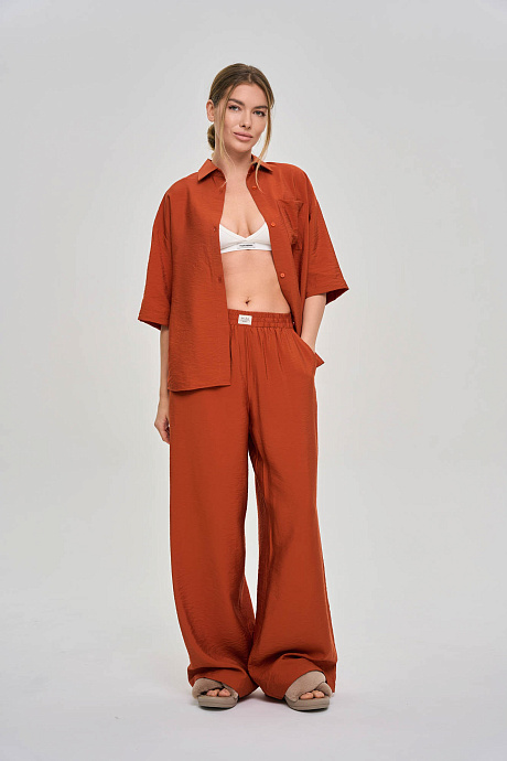 Костюм в пижамном стиле с брюками-палаццо
