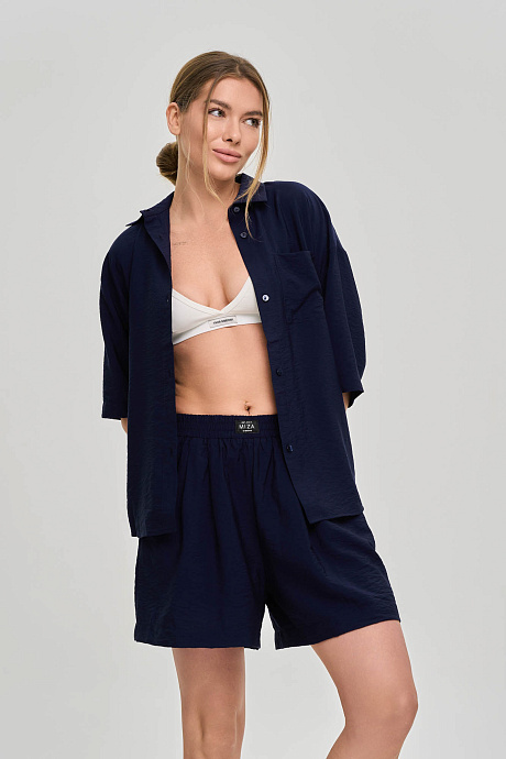 Костюм в пижамном стиле с шортами